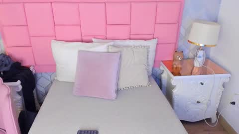 Snapshot of dolly_kitter chatting on 12/18/25, 02:56 dolly_kitter online show from 12/18/25, 02:56