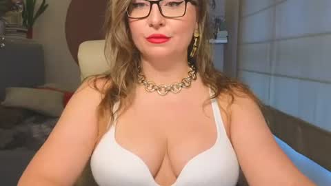 Snapshot of dom_mummy chatting on 07/19/26, 05:44 DOM MUMMY online show from 07/19/26, 05:44