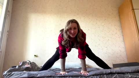 Snapshot of domingadandridge chatting on 04/06/26, 08:15 Mia online show from 04/06/26, 08:15