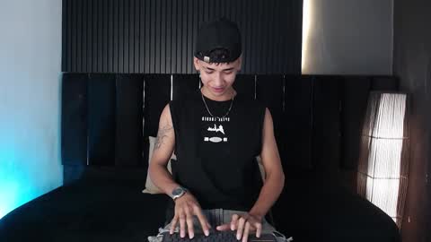 Snapshot of dominic_ghost chatting on 11/12/25, 12:44 Dominic online show from 11/12/25, 12:44