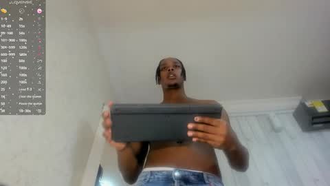 Snapshot of dominicsccott chatting on 09/27/25, 12:32 Dominicscott online show from 09/27/25, 12:32