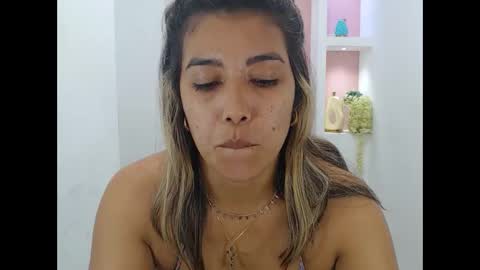 dona_tella online show from 09/11/25, 04:40