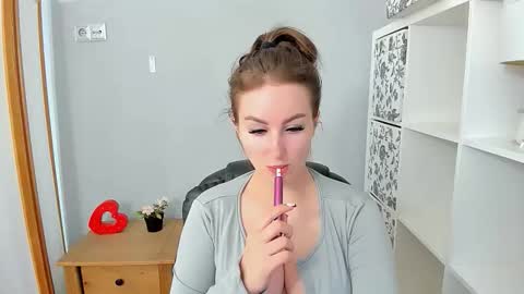 Snapshot of donnasensual chatting on 09/15/25, 08:42 DonnaSensual online show from 09/15/25, 08:42