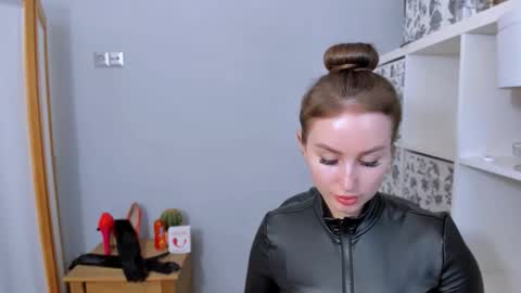 Snapshot of donnasensual chatting on 11/21/25, 03:44 DonnaSensual online show from 11/21/25, 03:44