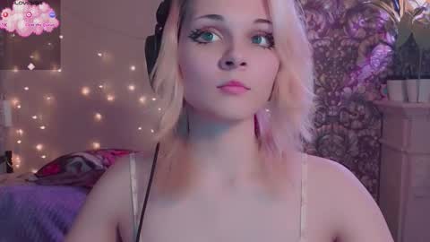 Snapshot of doublebubblecum chatting on 11/07/25, 12:10 Angie online show from 11/07/25, 12:10