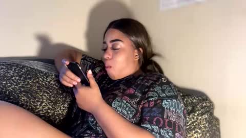 dove_love22 online show from 12/17/25, 04:24