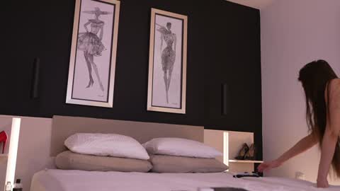 Snapshot of dovia chatting on 01/05/25, 02:30 . . online show from 01/05/25, 02:30