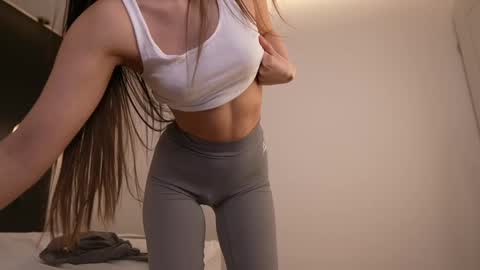 Snapshot of dovia chatting on 02/17/25, 07:58 . . online show from 02/17/25, 07:58