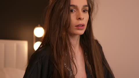 Snapshot of dovia chatting on 03/09/25, 01:04 . . online show from 03/09/25, 01:04