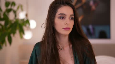 Snapshot of dovia chatting on 11/10/25, 07:40 . . online show from 11/10/25, 07:40