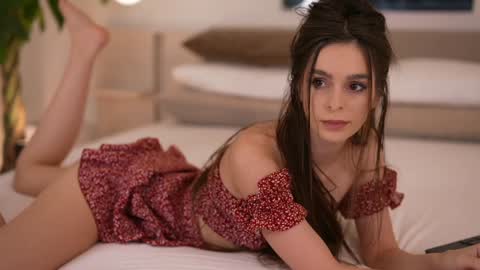 Snapshot of dovia chatting on 11/15/25, 07:38 . . online show from 11/15/25, 07:38