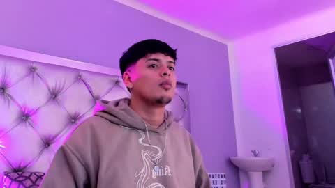 Snapshot of drakenn_ chatting on 11/27/25, 01:24 drakeeee online show from 11/27/25, 01:24