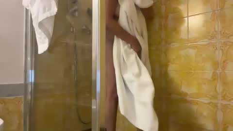 Snapshot of drresa chatting on 10/04/25, 12:47 Dr. Resa online show from 10/04/25, 12:47