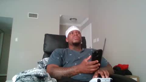 Snapshot of dsmoov_ chatting on 10/27/25, 05:06 SmoovFanz online show from 10/27/25, 05:06