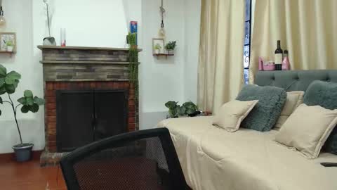 Snapshot of dulce_celeste15 chatting on 11/05/25, 07:25 C E L E S T E online show from 11/05/25, 07:25