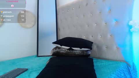 Dulcey online show from 09/19/25, 09:43