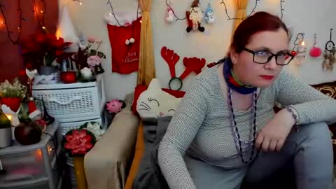 Snapshot of dyannelovee chatting on 12/28/24, 10:23 Dyanne online show from 12/28/24, 10:23