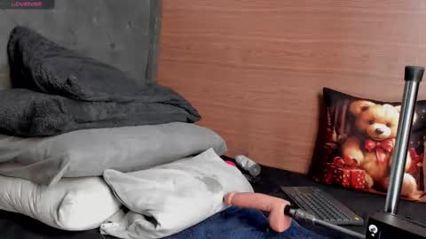 Snapshot of dylan_wolf98 chatting on 11/22/25, 10:09 dylan_wolf98 online show from 11/22/25, 10:09