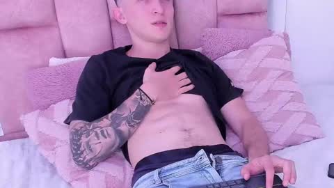 Snapshot of dylanwhite23 chatting on 02/25/25, 05:30 ---DYLAN--- online show from 02/25/25, 05:30