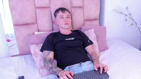 Snapshot of dylanwhite23 chatting on 02/25/25, 08:47 ---DYLAN--- online show from 02/25/25, 08:47