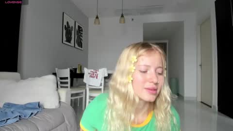 Snapshot of e___lisa chatting on 01/05/25, 04:58 fansly - yourbestbaby online show from 01/05/25, 04:58