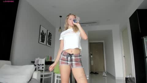 Snapshot of e___lisa chatting on 01/09/25, 02:22 fansly - yourbestbaby online show from 01/09/25, 02:22