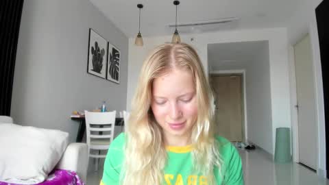 Snapshot of e___lisa chatting on 02/13/25, 03:18 fansly - yourbestbaby online show from 02/13/25, 03:18