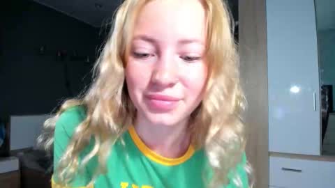 Snapshot of e___lisa chatting on 09/09/25, 04:23 fansly - yourbestbaby online show from 09/09/25, 04:23