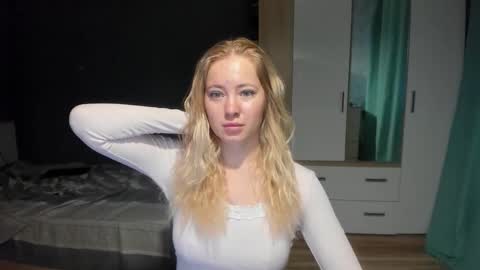 Snapshot of e___lisa chatting on 12/18/25, 08:20 fansly - yourbestbaby online show from 12/18/25, 08:20