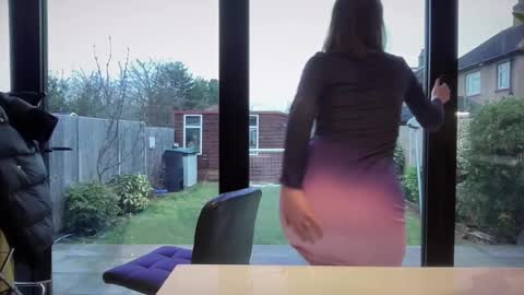 Nadia Ferreira  online show from 02/10/25, 01:44