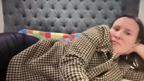 Nadia Ferreira  online show from 02/16/25, 06:10