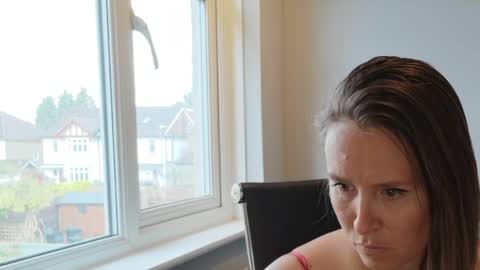 Nadia Ferreira  online show from 06/04/26, 10:54