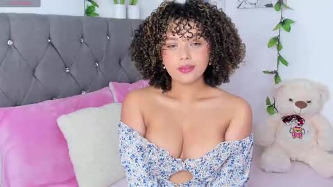 Snapshot of ebony_curly2 chatting on 02/16/25, 10:43 isa online show from 02/16/25, 10:43