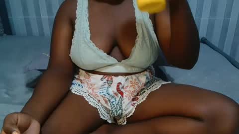 Snapshot of ebony_sabrina chatting on 03/04/25, 12:22 Sabrina online show from 03/04/25, 12:22