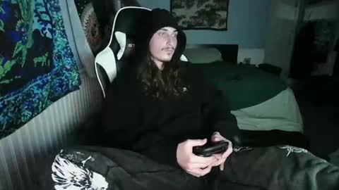 Snapshot of eddy815 chatting on 12/05/25, 04:32 eddy815 online show from 12/05/25, 04:32