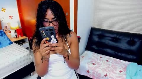 Snapshot of edelaine_rogers chatting on 12/18/25, 07:03 ede online show from 12/18/25, 07:03