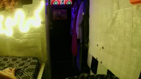 Snapshot of edrianburca052 chatting on 10/29/25, 05:47 urasian chub online show from 10/29/25, 05:47