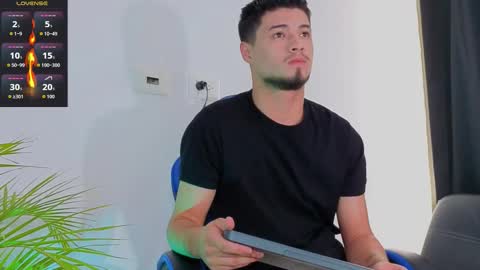 Snapshot of edwardross_ chatting on 11/30/25, 08:35 Edward Ross online show from 11/30/25, 08:35