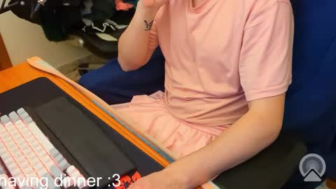 Snapshot of edwarh_01 chatting on 02/07/26, 10:13 Alex online show from 02/07/26, 10:13