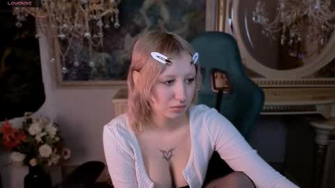 Snapshot of effiemeowley chatting on 03/04/26, 04:29 effiemeowley online show from 03/04/26, 04:29