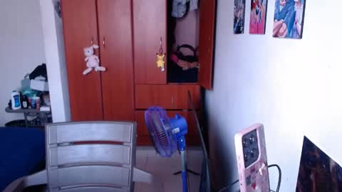 eimy_saenzz online show from 04/25/26, 06:27