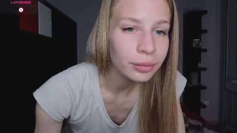 Snapshot of el1s_evans chatting on 06/21/26, 08:06 please read my bio there is information about private shows and about my personality online show from 06/21/26, 08:06