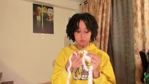 Snapshot of ela_0 chatting on 03/05/25, 11:38 Ela Help me reach 100 thumbs up online show from 03/05/25, 11:38