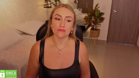 Snapshot of ela_ps chatting on 10/07/25, 12:02 LOREIN online show from 10/07/25, 12:02