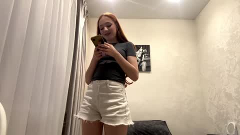 Snapshot of eleanorabouwens chatting on 04/08/26, 04:18 Lois online show from 04/08/26, 04:18