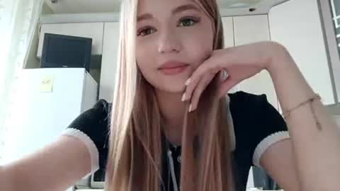 Snapshot of eleasegrumet chatting on 07/20/26, 10:39 Mia online show from 07/20/26, 10:39