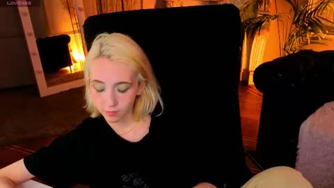 Snapshot of elen__moore chatting on 06/22/26, 05:15 Elen online show from 06/22/26, 05:15