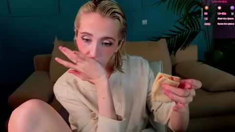 Snapshot of elen__moore chatting on 07/17/26, 05:47 Elen online show from 07/17/26, 05:47