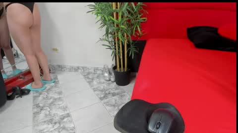 Snapshot of elena_and_derek chatting on 12/22/24, 06:04 Elena Derek online show from 12/22/24, 06:04