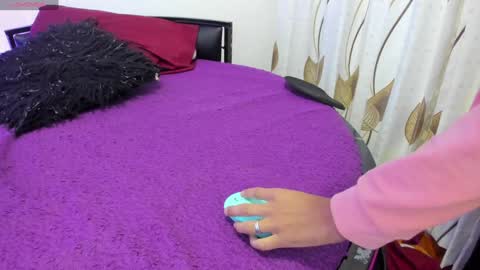 Snapshot of elena_and_derek chatting on 12/29/24, 02:10 Elena Derek online show from 12/29/24, 02:10